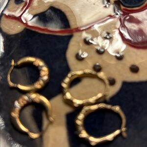 Bundle (2)pairs of small hoops earrings